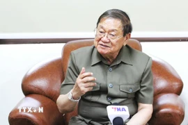 Ông Khieu Kanharith - Cố vấn tối cao trực tiếp của Quốc vương, Nghị sỹ Quốc hội Campuchia - trả lời phỏng vấn TTXVN. (Ảnh: Hoàng Minh/TTXVN)
