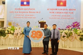 Các đại biểu chụp ảnh chung tại sự kiện. (Ảnh: TTXVN phát)