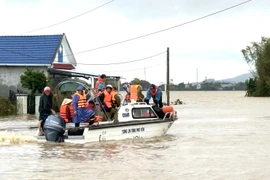 Canô di chuyển vào vùng ngập nặng tại xã Hòa Thịnh, tỉnh Đắk Lắk để giải cứu người dân. (Ảnh: Tường Quân/TTXVN)