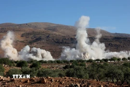 Khói bốc lên trong cuộc diễn tập trên bộ của quân đội Israel tại Syria ngày 28/4/2025. (Ảnh: THX/TTXVN)