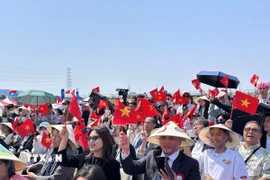 Cộng đồng người Việt Nam tại Nhật Bản hào hứng tham gia Festival “50 năm hòa chung một nhịp đập” chào mừng 50 năm thống nhất đất nước. (Ảnh: Nguyễn Tuyến/TTXVN)