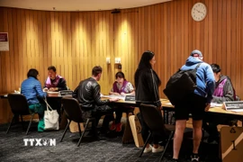 Cử tri Australia đăng ký bỏ phiếu bầu cử liên bang tại Sydney, ngày 3/5/2025. (Ảnh: THX/TTXVN)