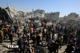 Người Palestine tìm kiếm người sống sót sau vụ pháo kích của Israel vào trại tị nạn Jabalia ở phía Bắc Dải Gaza, ngày 2/5/2025. (Ảnh: THX/TTXVN)