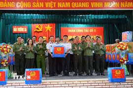 Trao quà cho các cán bộ, chiến sỹ làm nhiệm vụ tại Đặc khu Trường Sa