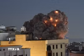 Khói bốc lên từ các tòa nhà ở thủ đô Tehran, Iran sau loạt không kích từ lực lượng Mỹ-Israel, ngày 29/3/2026. (Ảnh: THX/TTXVN)