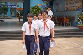 Thí sinh tại điểm thi Trường THCS Dương Bá Trạc (phường Chánh Hưng) hoàn thành bài thi môn Ngữ văn. (Ảnh: Trung Tuyến/TTXVN)