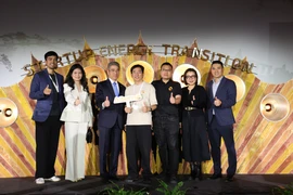 Đại sứ Việt Nam tại Đức, Nguyễn Đắc Thành (thứ ba bên trái), chụp ảnh lưu niệm cùng Hải Hồ và Nam Nguyễn, hai nhà đồng sáng lập Alterno, và các cán bộ ĐSQ Việt Nam. (Ảnh: Thu Hằng/TTXVN)