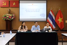 Đại sứ Phạm Việt Hùng (giữa) phát biểu khai mạc tọa đàm. (Ảnh: Đỗ Sinh/TTXVN)