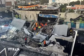 Hiện trường vụ sập mái hộp đêm tại Santo Domingo ngày 8/4/2025. (Ảnh: AP/TTXVN)