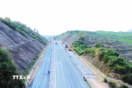 Phương tiện thi công mở rộng cao tốc Cam Lộ-La Sơn, đoạn qua thành phố Huế. (Ảnh: Nguyên Lý/TTXVN)