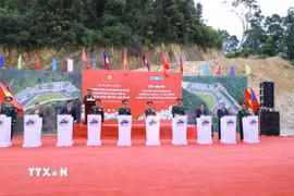 Đại tướng Phan Văn Giang và Đại tướng Khamlieng Outhakaysone cùng các đại biểu tại Lễ động thổ xây dựng Điểm phối hợp quân sự biên phòng Lào - Việt Nam (Đại đội biên phòng 252, tỉnh Bolikhamxay). (Ảnh: Xuân Tú/TTXVN)