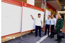 Lãnh đạo Hội đồng Nhân dân tỉnh Tuyên Quang kiểm tra công tác niêm yết danh sách cử tri tại xã Sủng Máng, yêu cầu rà soát kỹ lưỡng, bảo đảm đầy đủ, chính xác quyền bầu cử của nhân dân. (Ảnh: TTXVN phát)