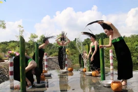 Các cô gái thực hiện nghi lễ gội đầu. (Ảnh: Cục Văn hóa các dân tộc Việt Nam)