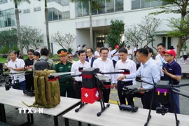 Các đại biểu tham qua khu vực trưng bày UAV tại chương trình. (Ảnh: Thu Hoài/TTXVN)