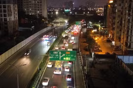 Các phương tiện di chuyển khó khăn trong đêm muộn của ngày nghỉ thứ 3, kỳ nghỉ lễ 30/4-1/5 kéo dài 4 ngày. (Ảnh: Quốc Khánh/TTXVN)
