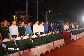 Các đại biểu thực hiện nghi lễ chào cờ. (Ảnh: Văn Tý/TTXVN)