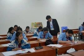 Không chỉ dạy miễn phí, nhiều giáo viên ở Nghệ An sẵn sàng hỗ trợ thêm ngoài giờ để đồng hành với phụ huynh, học sinh khi tự học tại nhà. (Ảnh: Bích Huệ/TTVXN)