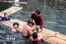 Ngư dân quăng chài đánh cá tại suối Khoang Lở. (Ảnh: Thanh Hải/TTXVN)