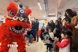 Trẻ em thích thú với tiết mục múa lân tại Chợ Xuân Bính Ngọ 2026. (Ảnh: Hữu Chiến/TTXVN)