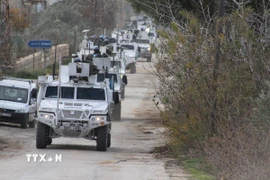 Đoàn xe của Lực lượng gìn giữ hòa bình Liên hợp quốc tại Liban (UNIFIL) di chuyển tới Khiam, Liban ngày 12/12/2024. (Ảnh: )THX/TTXVN