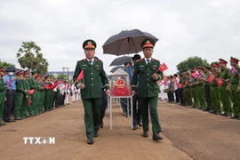 Đón hài cốt liệt sĩ tại cửa khẩu Bavet (Campuchia) về Cửa khẩu quốc tế Xa Mát, huyện Tân Biên, tỉnh Tây Ninh. (Ảnh: Minh Phú/TTXVN)