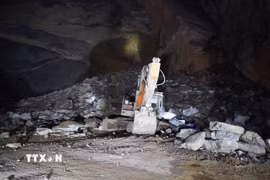 Lực lượng chức năng đã huy động tối đa nhân lực triển khai công tác cứu hộ cứu nạn. (Ảnh TTXVN phát)