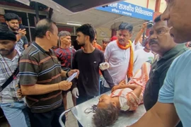 Người bị thương trong một vụ giẫm đạp ở thành phố Haridwar. (Nguồn: AP)