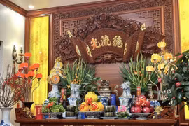 Bàn thờ gia tiên ngày Tết - góc Xuân rực rỡ và thiêng liêng. (Nguồn: Vietnam+)