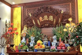 Bàn thờ gia tiên ngày Tết - góc Xuân rực rỡ và thiêng liêng. (Nguồn: Vietnam+)