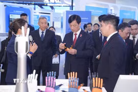 Ông Nguyễn Duy Ngọc và Đoàn công tác tham quan khu trưng bày, nghe giới thiệu về quá trình hình thành, phát triển của Trung Quan Thôn và một số thành tựu nổi bật trong lĩnh vực khoa học, công nghệ, đổi mới sáng tạo của Bắc Kinh. (Ảnh: TTXVN phát)
