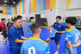 Huấn luyện viên trưởng Diego Giustozzi đề ra chiến thuật ghi bàn trong một buổi tập. (Ảnh: Lê Minh Hưởng/TTXVN)