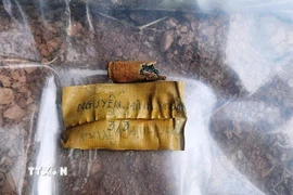 Hài cốt liệt sỹ được tìm thấy kèm theo mảnh giấy ghi dòng chữ Nguyễn Minh Thuận" tại khu vực xã Đakrông (Quảng Trị). (Ảnh: TTXVN phát)