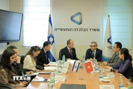 Quang cảnh buổi làm việc giữa Bộ trưởng Bộ Kinh tế và Công nghiệp Israel, Nir Barkat (trái) và Đại sứ Việt Nam tại Israel, Lý Đức Trung (phải). (Ảnh TTXVN phát)