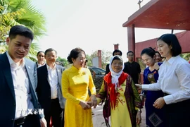 Bà Nguyễn Thị Thanh Nga, Phu nhân Chủ tịch Quốc hội Trần Thanh Mẫn với cộng đồng người Việt tại Làng Việt Nam ở Maroc, thành phố Kenitra. (Ảnh: TTXVN phát)