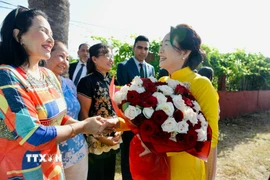 Bà Nguyễn Thị Thanh Nga, Phu nhân Chủ tịch Quốc hội Trần Thanh Mẫn với cộng đồng người Việt tại Làng Việt Nam ở Maroc, thành phố Kenitra. (Ảnh: TTXVN phát)