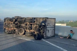 Xe tải lật ngang trên cao tốc TP Hồ Chí Minh-Trung Lương gây ùn tắc nhiều km