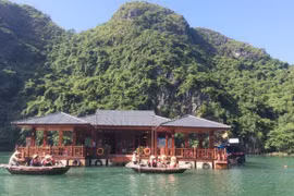 Du khách tham quan Trung tâm Văn hóa nổi Cửa Vạn. (Ảnh: Cổng Thông tin Điện tử tỉnh Quảng Ninh)