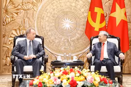 Tổng Bí thư, Chủ tịch nước Tô Lâm tiếp Giám đốc Cơ quan Vệ binh quốc gia Liên bang Nga Viktor Zolotov. (Ảnh: Thống Nhất/TTXVN)