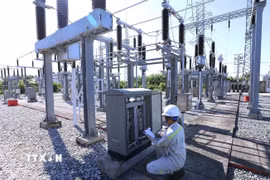 Kiểm tra, giám sát hệ thống điện ở trạm biến áp 110kw ở xã Vĩnh Hậu, tỉnh Cà Mau. (Ảnh: Vũ Sinh/TTXVN)