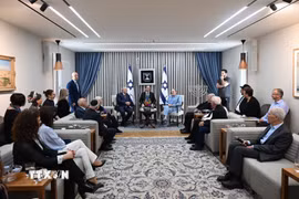 Tổng thống Israel Isaac Herzog và Đệ nhất phu nhân Michal Herzog đã tiếp đón một số nhân chứng Holocaust và gia đình họ tại Phủ Tổng thống ở Jerusalem. (Ảnh: TTXVN phát)