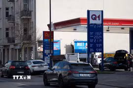 Một trạm xăng ở Berlin, Đức. (Ảnh: THX/TTXVN)