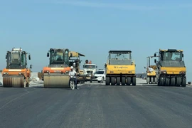 Thảm nhựa tại đường Vành đai 3-Thành phố Hồ Chí Minh, đoạn qua Đồng Nai. (Ảnh: Công Phong/TTXVN)