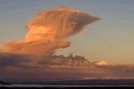 Cột tro bụi từ núi lửa Shiveluch nhìn từ khu định cư Klyuchi ở phía đông bán đảo Kamchatka thuộc Nga. (Ảnh: AFP)