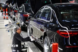 Công nhân làm việc trên dây chuyền sản xuất xe ôtô ở Đức. (Ảnh: REUTERS/TTXVN)