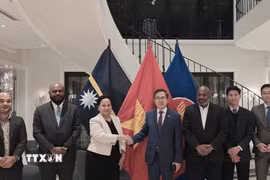 Đại sứ Việt Nam tại Australia Phạm Hùng Tâm (thứ 4, từ phải sang) và Cao ủy Nauru tại Australia Camilla Solomon (thứ 3, từ trái sang) tại Nhà Việt Nam ở thủ đô Canberra. (Ảnh: TTXVN phát)