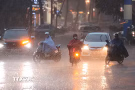 Mưa giông trên địa bàn Hà Nội vào chiều 8/6. (Ảnh: Minh Quyết/TTXVN)