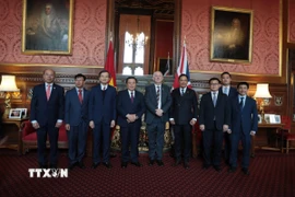 Đoàn công tác Học viện Chính trị Quốc gia Hồ Chí Minh chụp ảnh lưu niệm với ông Lindsay Hoyle, Chủ tịch Hạ viện Anh. (Ảnh Hữu Tiến/TTXVN)