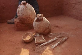 Một chiếc đèn dầu có bốn vòi điển hình của thời kỳ Đồ Đồng, khoảng năm 2.500-2.000 TCN, cùng với các vật phẩm chôn cất khác được phát hiện trong cuộc khai quật ở Yehud. (Ảnh: Cơ quan Cổ vật Israel)