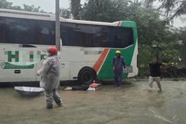 Một người dân bị ngã khuỵu khi đi qua điểm ngập Tú Mỡ-Phạm Hùng, nghi do rò rỉ điện (Ảnh: Công an cung cấp).