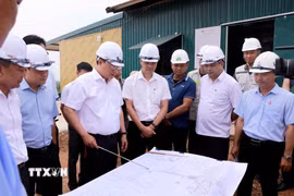 Chủ tịch UBND tỉnh Phú Thọ Trần Duy Đông chỉ đạo tháo gỡ khó khăn, đẩy nhanh tiến độ Dự án nút giao IC2 tại phường Phúc Yên. (Ảnh: Hoàng Hùng/TTXVN)
